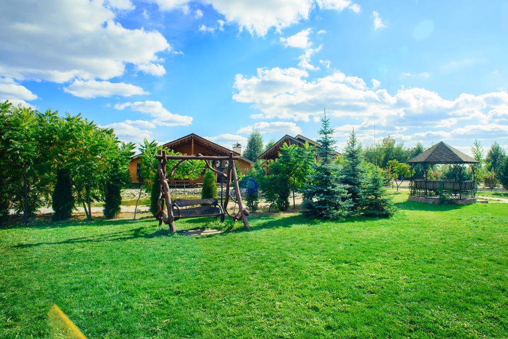 Petrovskyi Brovar Brovary Exteriör bild