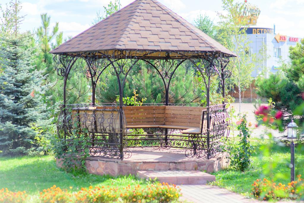 Petrovskyi Brovar Brovary Exteriör bild